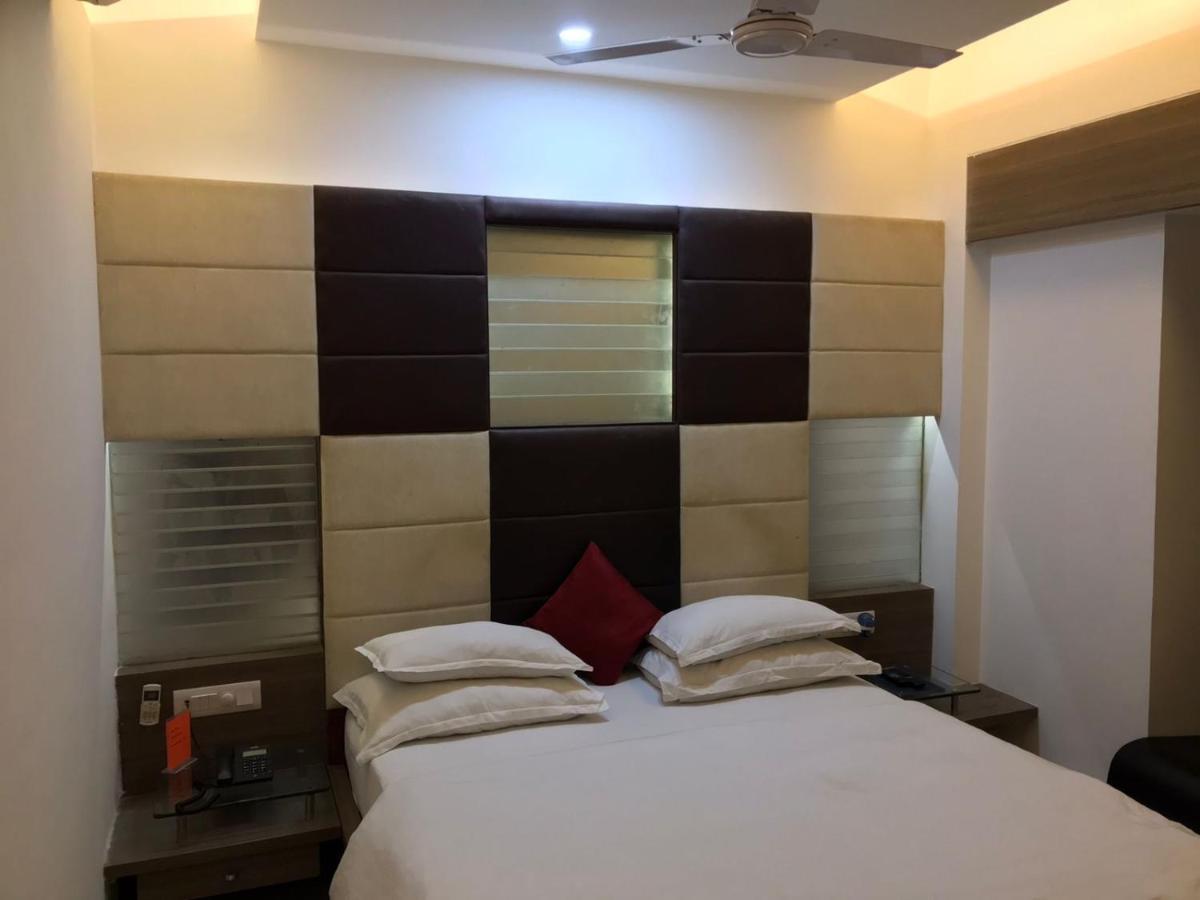 Pearl Hotel & Banquets Ахмедабад Экстерьер фото