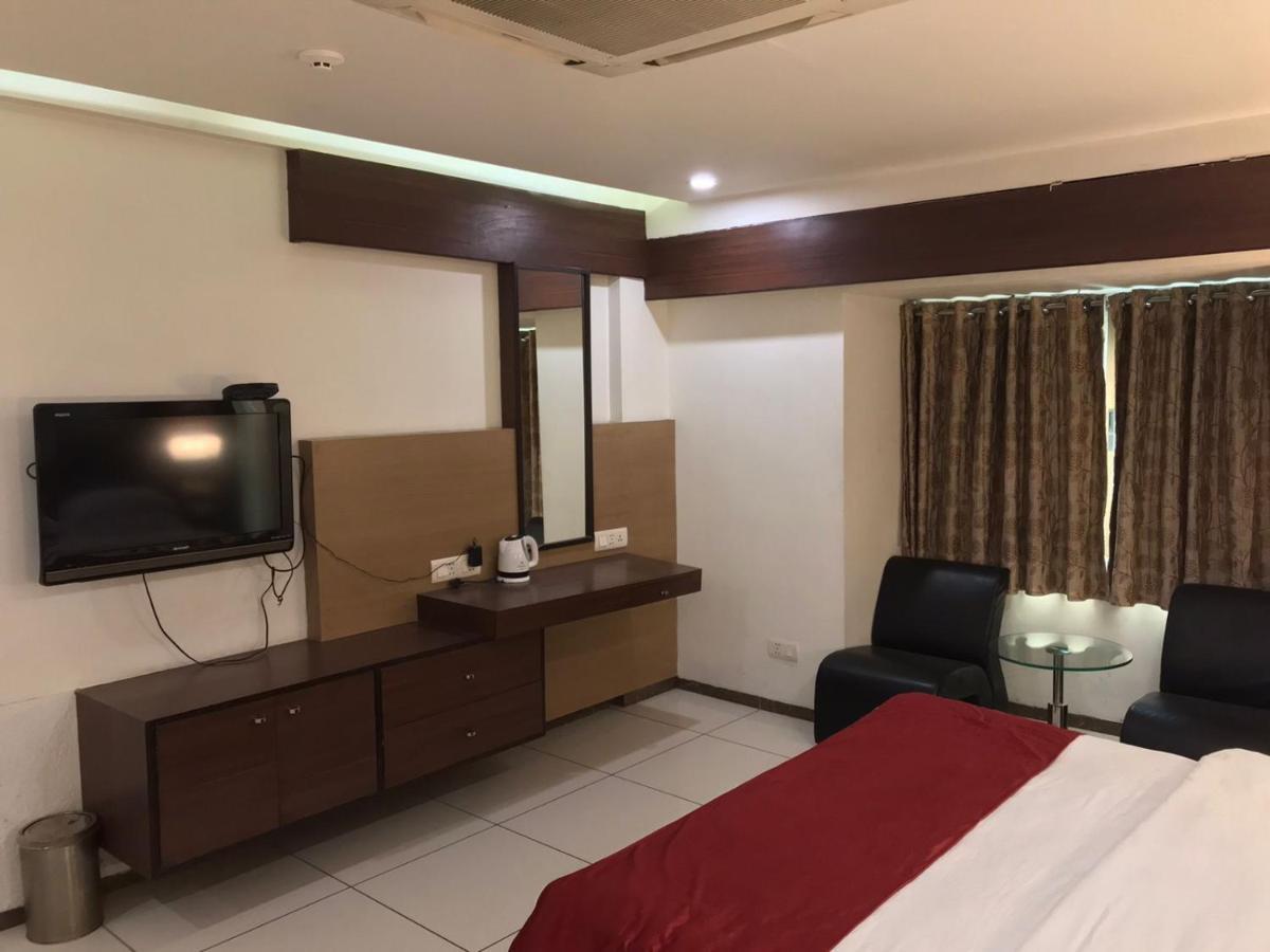 Pearl Hotel & Banquets Ахмедабад Экстерьер фото