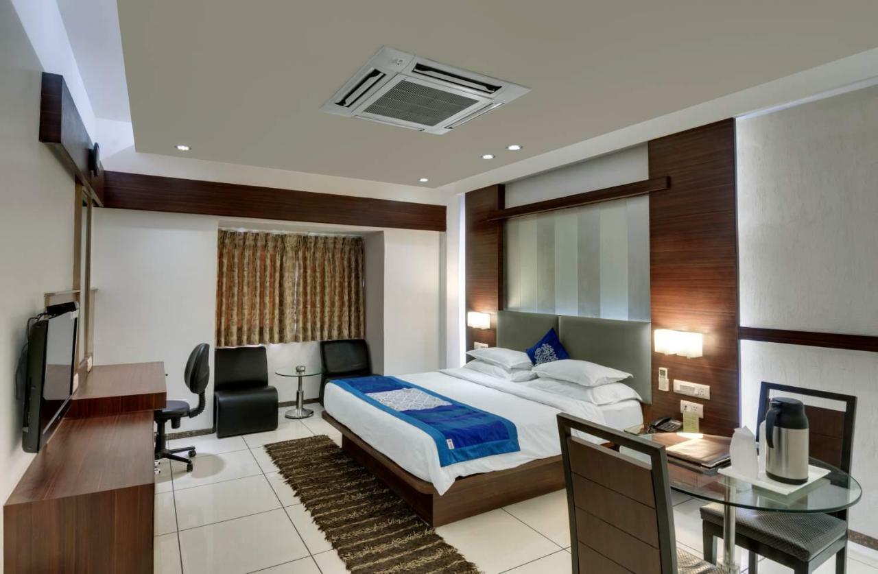 Pearl Hotel & Banquets Ахмедабад Экстерьер фото